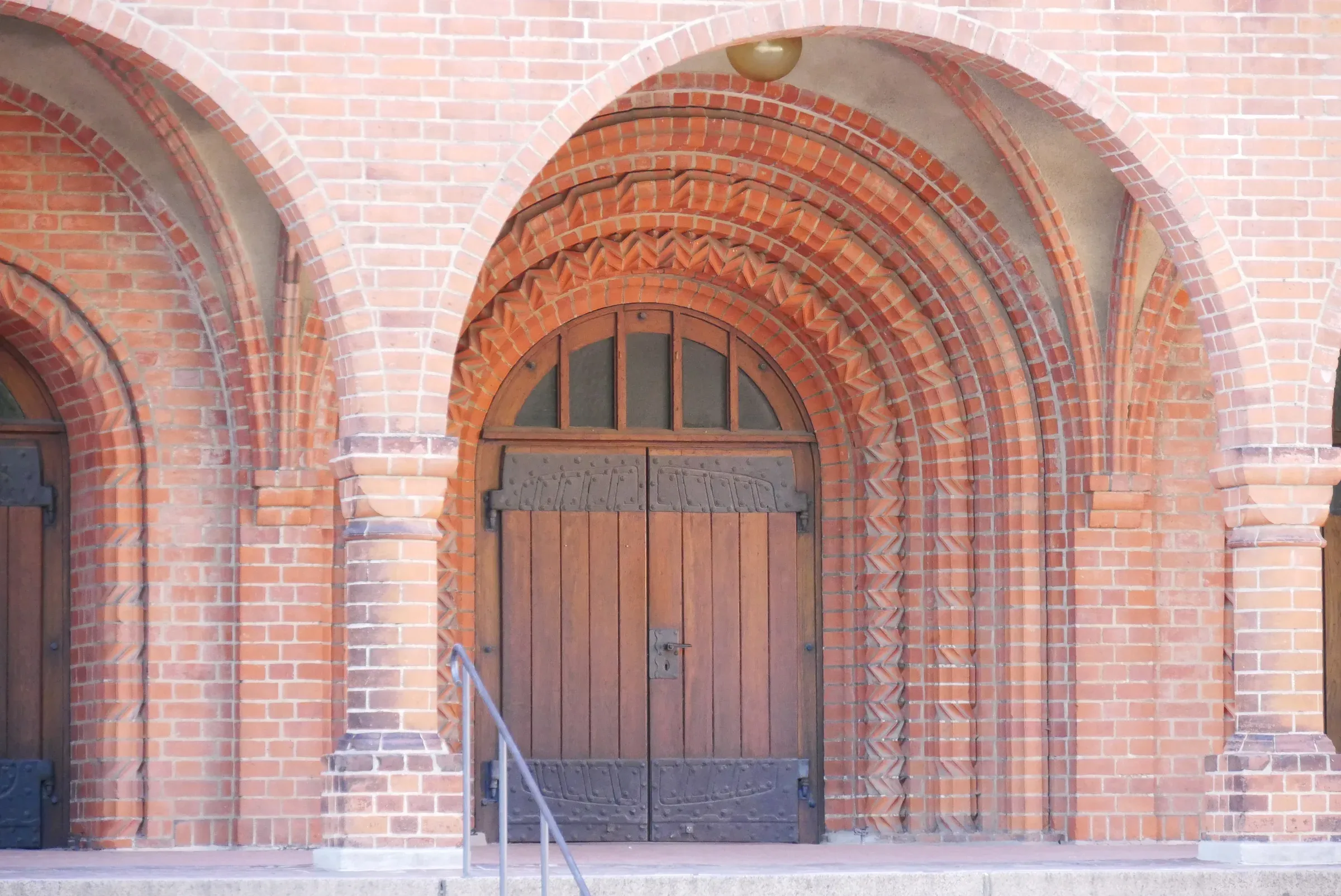 Backsteinportal am Haupteingang der Petruskirche