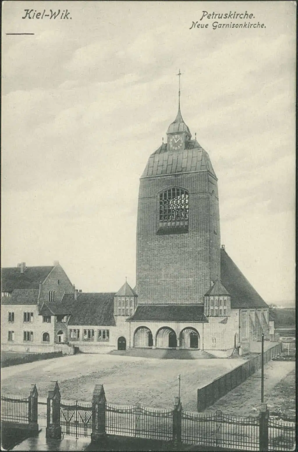 Außenansicht der Petruskirche Kiel mit Jugendstilarchitektur aus Backstein