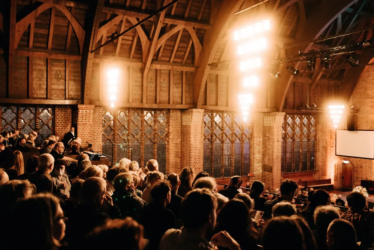 Publikum bei einem Konzert im Innenraum der Petruskirche